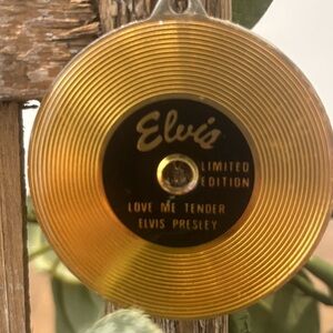 ELVIS PRESLEY LIMITED EDITION ENAMEL LOVE ME TENDER GOLD RECORD KEY RING…